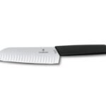 CUCHILLO SANTOKU ALVEOL. SWISS MODERN NEGRO 17 CM 6.9053 VICTORINOX